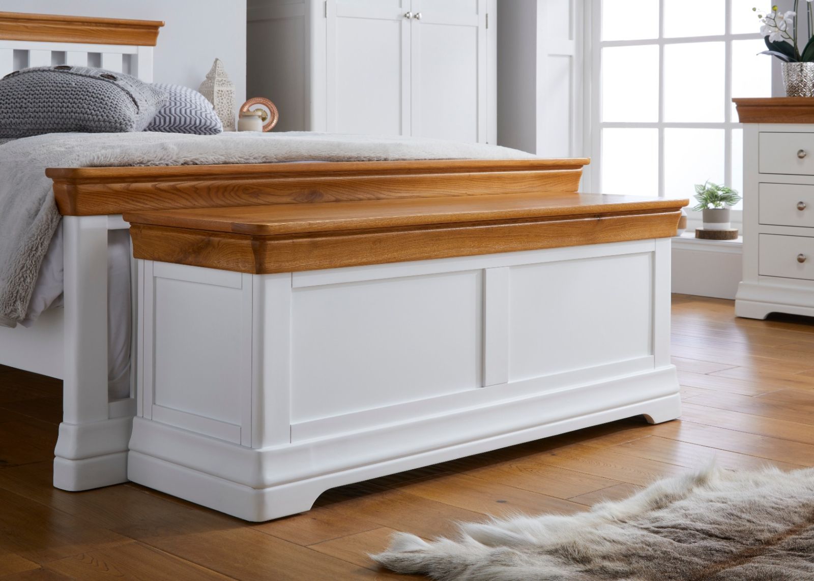Farmhouse White Painted Large Oak Blanket Storage Box Free Delivery Top Furniture