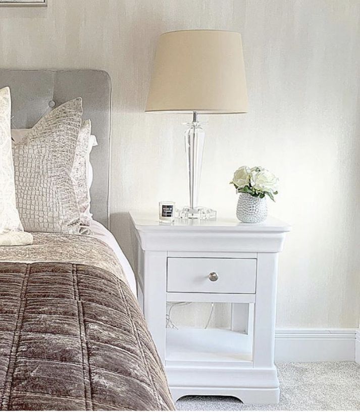 One drawer outlet bedside table white