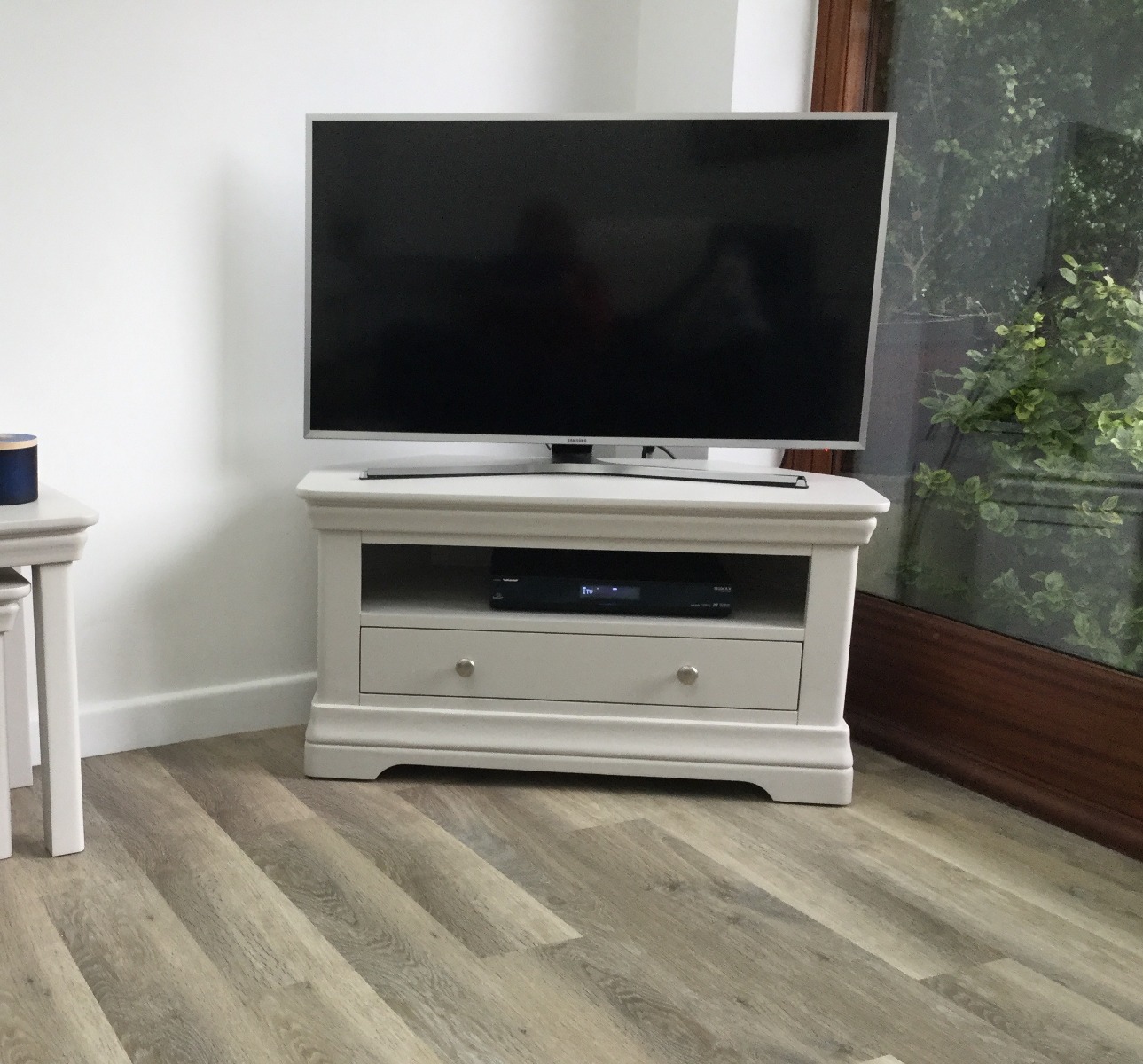 Assembled corner clearance tv stands