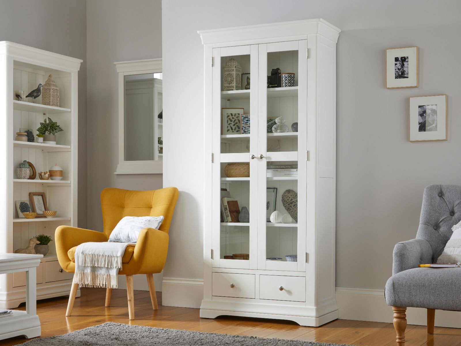 White display case with glass doors discount